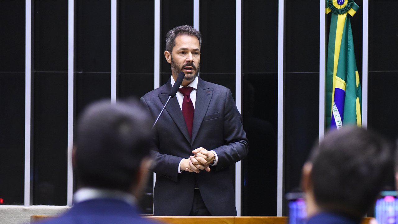 Saulo Pedroso discursando na tribuna da Câmara dos Deputados